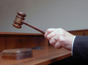 Бывшему высокопоставленному чиновнику выплатят 300 тысяч рублей в качестве компенсации морального вреда